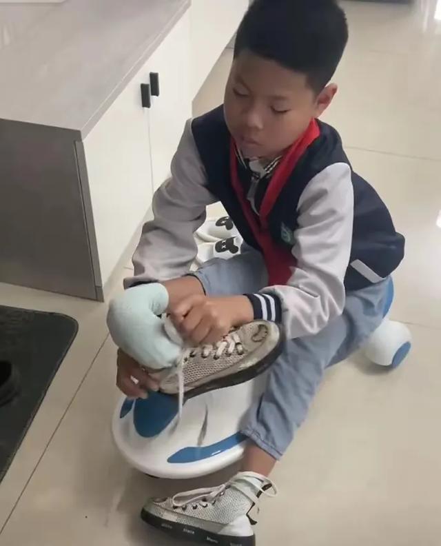 小男孩癱瘓「遭生母拋棄」！繼母心疼接手「換尿布、學復健」　「10年後一幕」眾人鼻酸