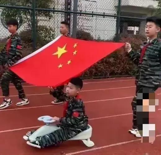 小男孩癱瘓「遭生母拋棄」！繼母心疼接手「換尿布、學復健」　「10年後一幕」眾人鼻酸