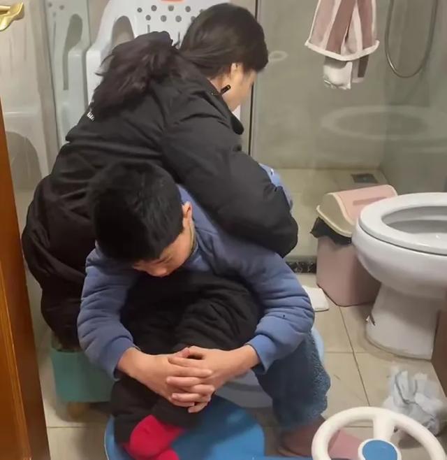 小男孩癱瘓「遭生母拋棄」！繼母心疼接手「換尿布、學復健」　「10年後一幕」眾人鼻酸