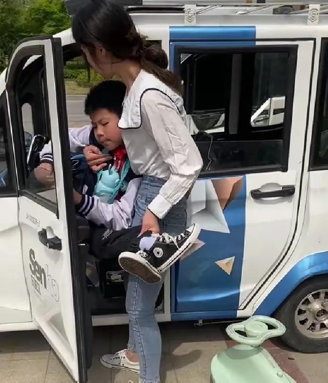 小男孩癱瘓「遭生母拋棄」！繼母心疼接手「換尿布、學復健」　「10年後一幕」眾人鼻酸