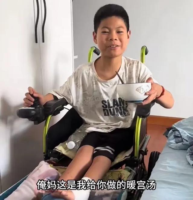 小男孩癱瘓「遭生母拋棄」！繼母心疼接手「換尿布、學復健」　「10年後一幕」眾人鼻酸