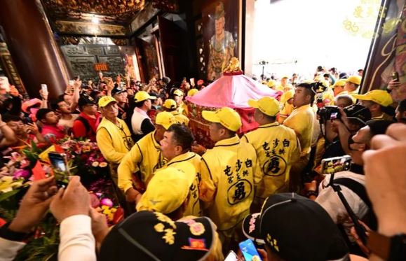 白沙屯媽祖回鑾驚喜連連！台灣天王任賢齊家鄉巧遇「粉紅超跑」 激動接駕展現虔誠信仰