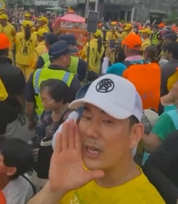 白沙屯媽祖回鑾驚喜連連！台灣天王任賢齊家鄉巧遇「粉紅超跑」 激動接駕展現虔誠信仰