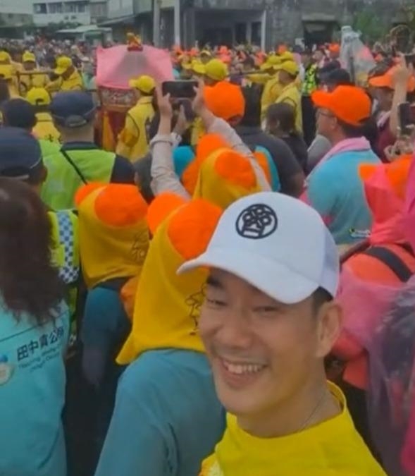 白沙屯媽祖回鑾驚喜連連！台灣天王任賢齊家鄉巧遇「粉紅超跑」 激動接駕展現虔誠信仰