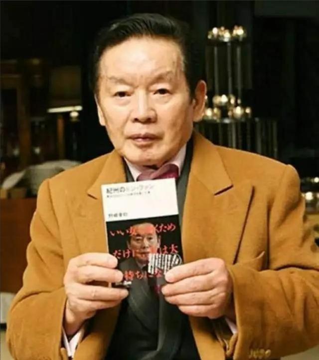 自豪為女人砸30億!77歲富豪「娶22歲火辣嫩模」大談爺孫戀 結婚短短「3個月突暴斃」疑點重重