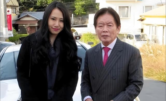 自豪為女人砸30億!77歲富豪「娶22歲火辣嫩模」大談爺孫戀 結婚短短「3個月突暴斃」疑點重重