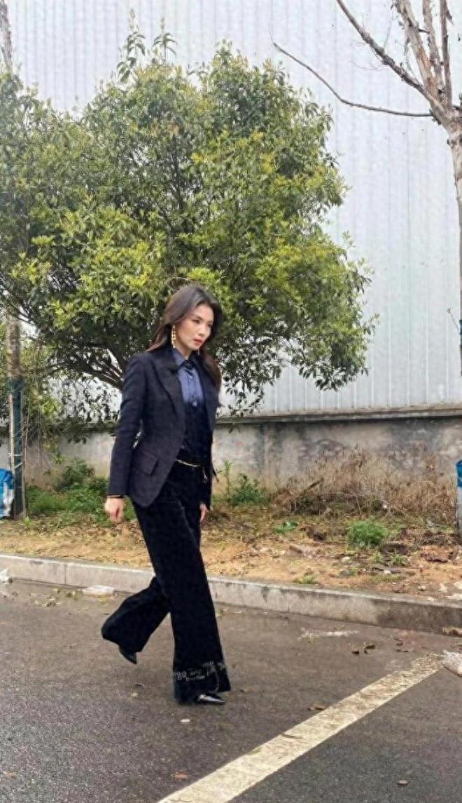 46歲劉濤街頭真實狀態曝光！自然氣質驚艷路人，網友讚：歲月從不敗美人