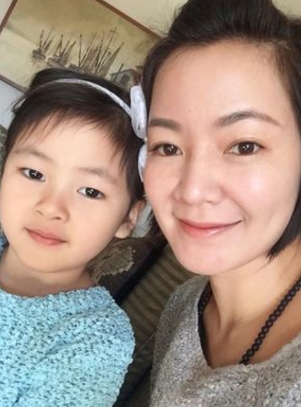 嫁活佛淡出11年！46歲阿雅「罕見同框女兒」熱跳當年剉冰舞　網見母女檔「驚訝基因太強大」：可以出道了～