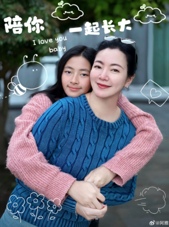 嫁活佛淡出11年！46歲阿雅「罕見同框女兒」熱跳當年剉冰舞　網見母女檔「驚訝基因太強大」：可以出道了～