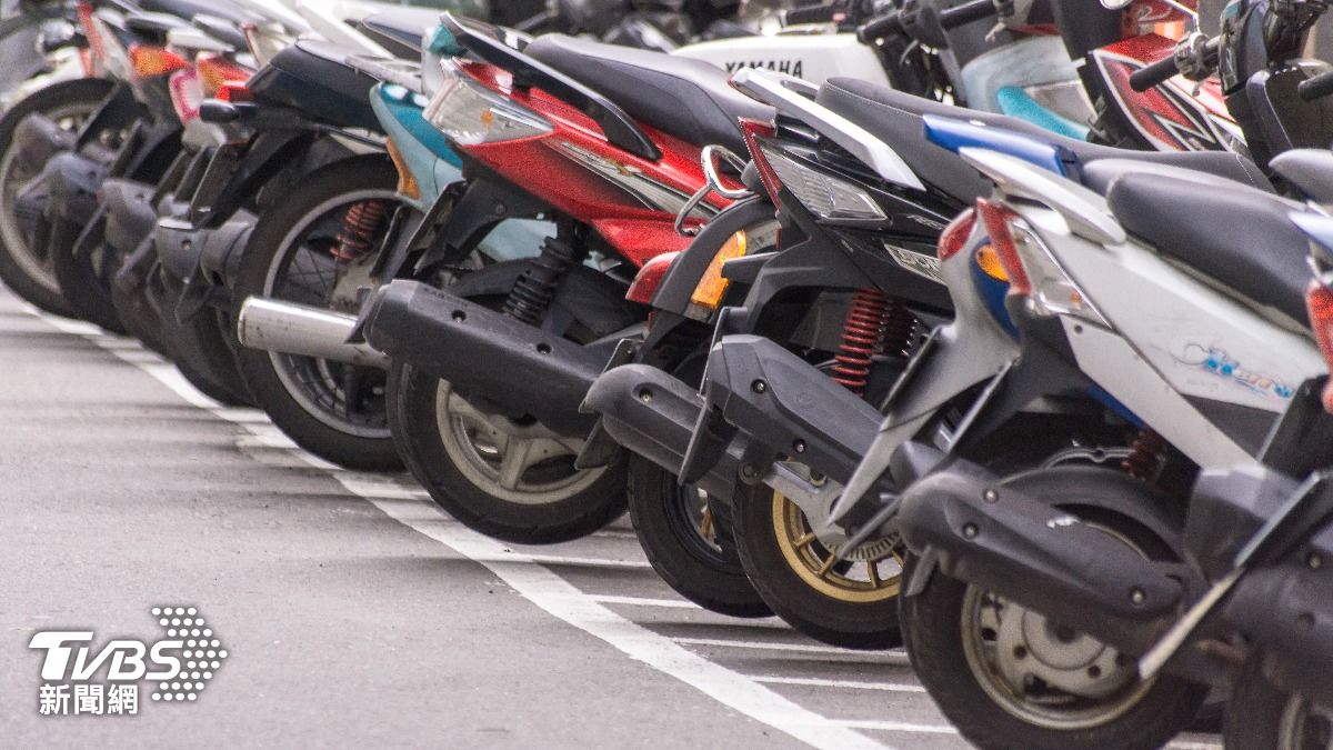 一堆人不知道！機車上有1物「被檢舉秒開罰」　內行苦笑：「瞬間噴了1800元」