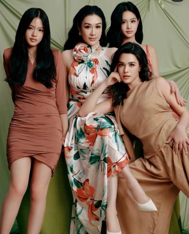 母親節溫馨同框！54歲凍齡女神鍾麗緹與三女兒拍雜誌，混血基因太強大，網友驚嘆：全家都是美人胚子❤️