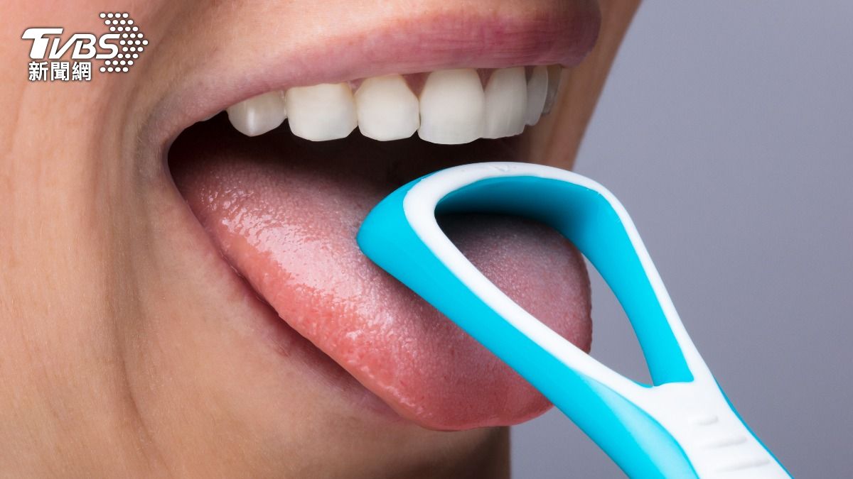 一堆人做錯！專家警告「舌苔用刮的」恐致癌　醫曝「正確清潔方式」