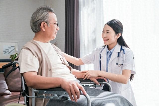 70歲爺爺險遭詐騙！機智保姆一聲吼 成功守住1400萬退休金