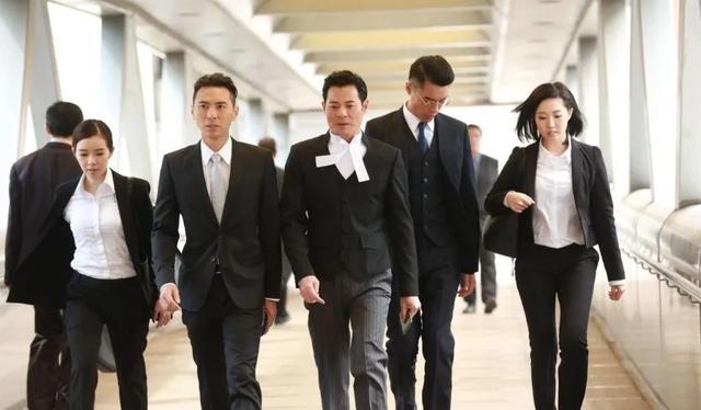 趁妻懷孕8個月！39歲知名男星「被爆外遇女星」慘遭公司封殺　消失多年「被拍轉行當保全」現況不勝唏噓...