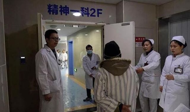千萬富豪的悲劇晚年：從周遊列國到精神病院自縊之謎