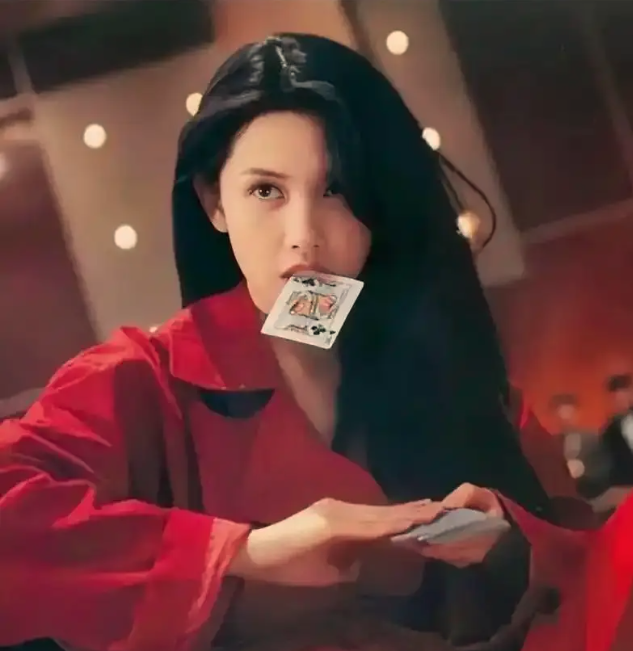 美到像古代穿越來！24歲星二代「萬聖節扮白娘子」　網狂讚「繼承性感女神神顏」：史上最美白蛇♥️