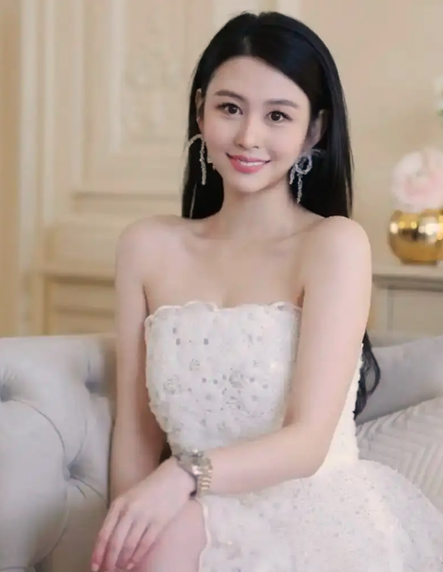 美到像古代穿越來！24歲星二代「萬聖節扮白娘子」　網狂讚「繼承性感女神神顏」：史上最美白蛇♥️