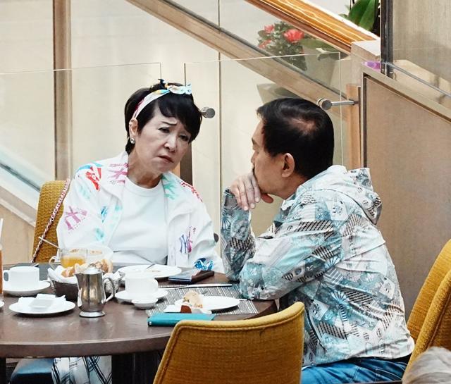 73歲狄波拉與78歲老公甜蜜下午茶 二婚生活恩愛如小情侶 前夫謝賢仍參與家庭活動