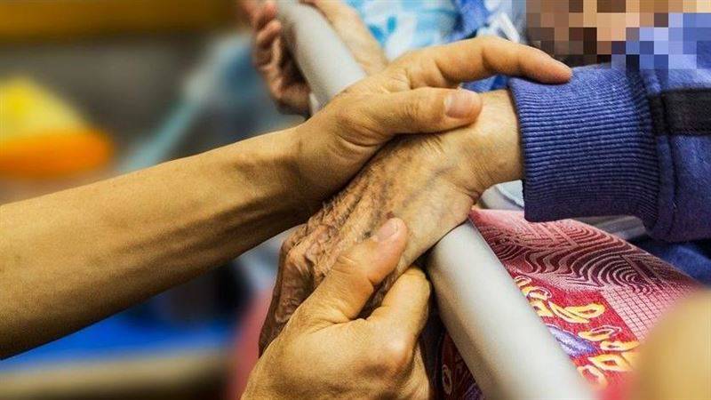 病危領救命錢!行員「堅持本人到場」狠拒家屬 重病婦銀行外「等2小時死在門口」