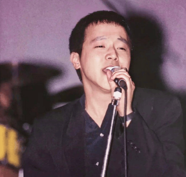 消失歌壇多年！55歲大咖歌王「被偶遇禿頭發福」神情落寞　紅遍兩岸三地「卻因2段婚姻殞落」近況曝光