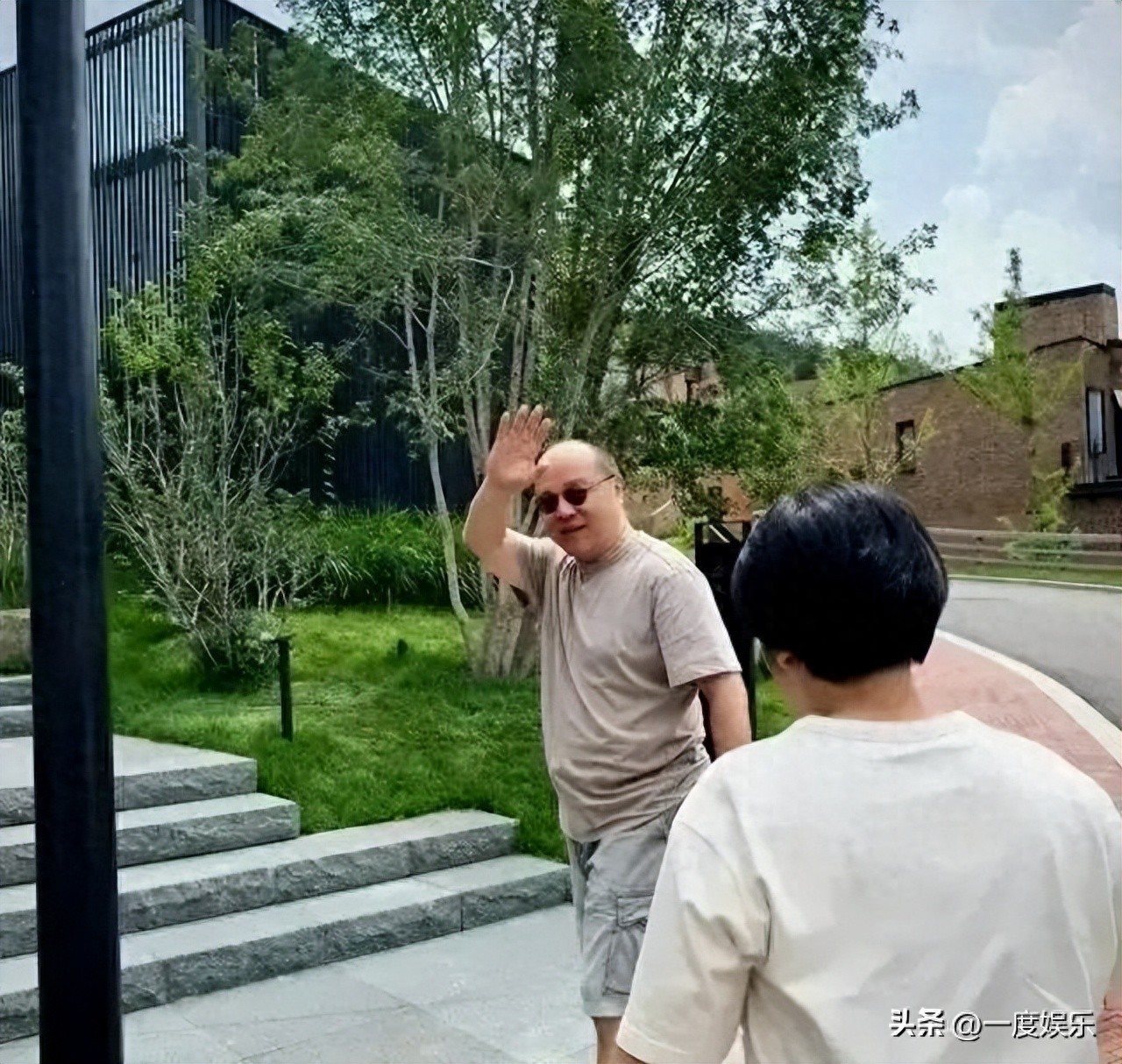 消失歌壇多年！55歲大咖歌王「被偶遇禿頭發福」神情落寞　紅遍兩岸三地「卻因2段婚姻殞落」近況曝光