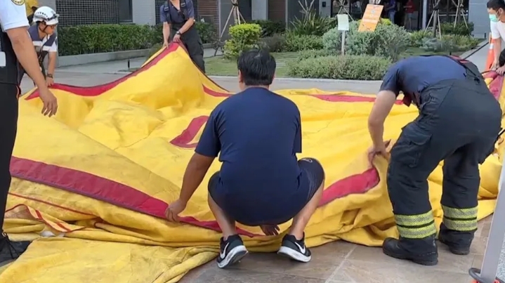 高雄驚傳家暴悲劇！前夫持刀傷人後欲跳樓 警消苦勸化解危機