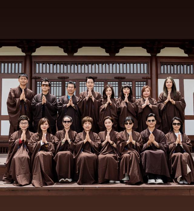 淡出影壇25年！51歲資深玉女「穿僧袍打坐修行」莊嚴姿態曝光　當年轉戰商場「躍升女強人」如今回歸平靜