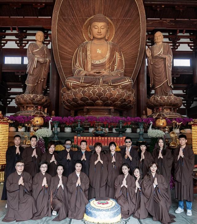 淡出影壇25年！51歲資深玉女「穿僧袍打坐修行」莊嚴姿態曝光　當年轉戰商場「躍升女強人」如今回歸平靜