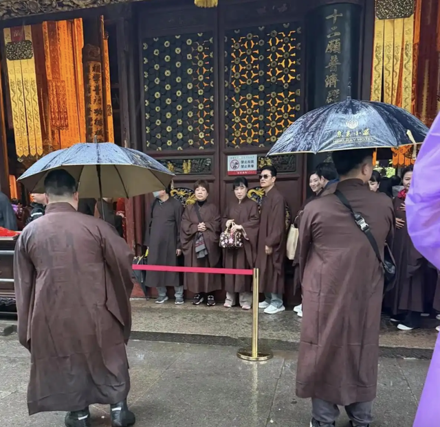 淡出影壇25年！51歲資深玉女「穿僧袍打坐修行」莊嚴姿態曝光　當年轉戰商場「躍升女強人」如今回歸平靜