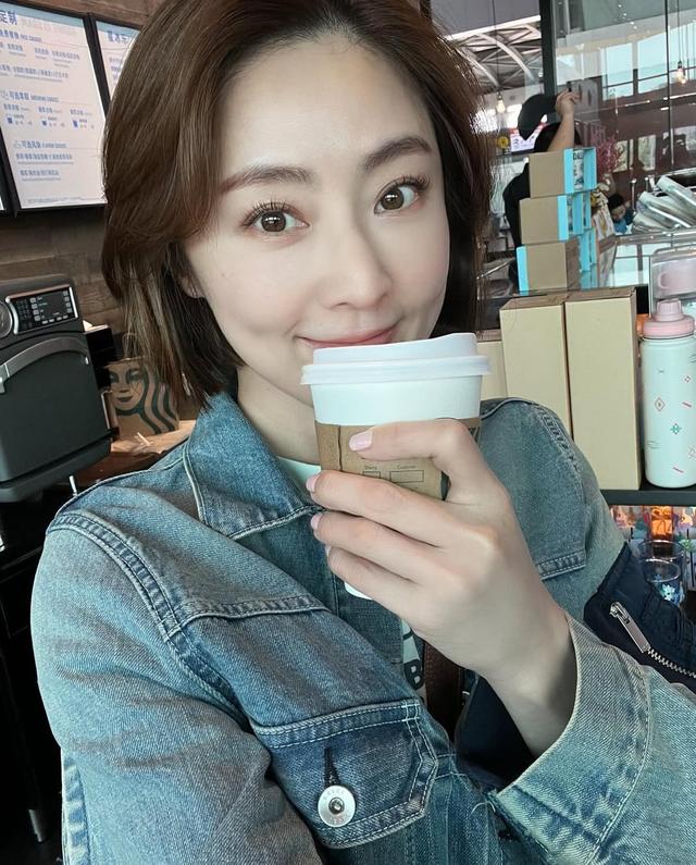 淡出影壇25年！51歲資深玉女「穿僧袍打坐修行」莊嚴姿態曝光　當年轉戰商場「躍升女強人」如今回歸平靜