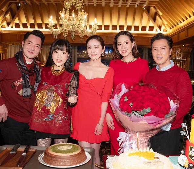 淡出影壇25年！51歲資深玉女「穿僧袍打坐修行」莊嚴姿態曝光　當年轉戰商場「躍升女強人」如今回歸平靜