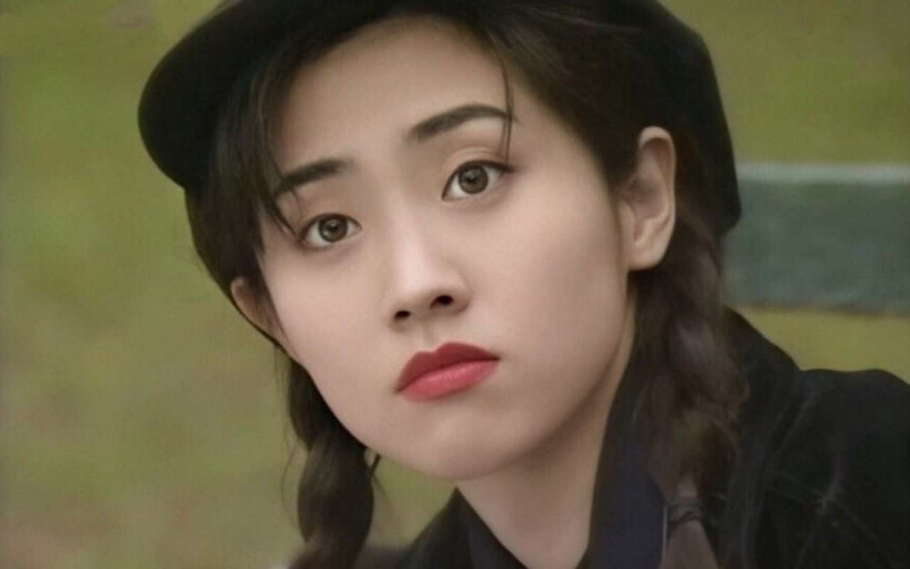 淡出影壇25年！51歲資深玉女「穿僧袍打坐修行」莊嚴姿態曝光　當年轉戰商場「躍升女強人」如今回歸平靜