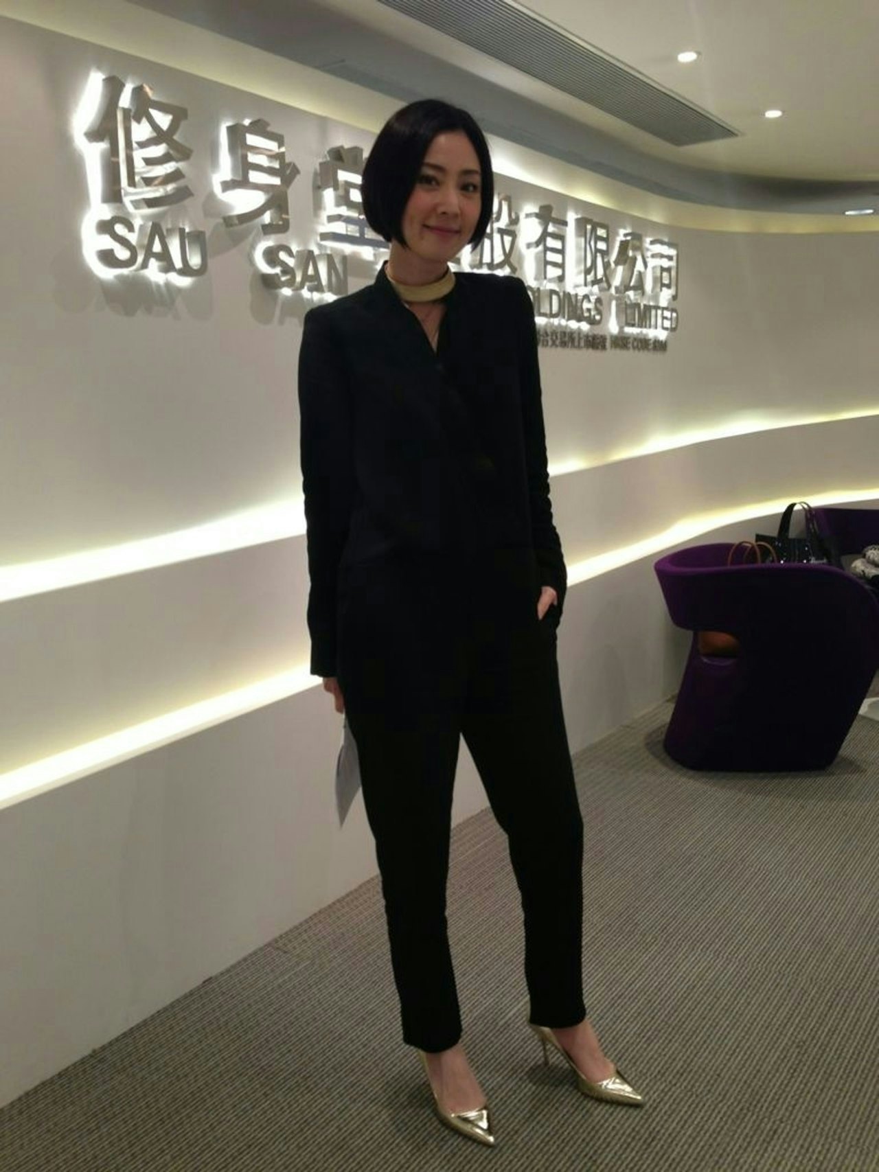 淡出影壇25年！51歲資深玉女「穿僧袍打坐修行」莊嚴姿態曝光　當年轉戰商場「躍升女強人」如今回歸平靜