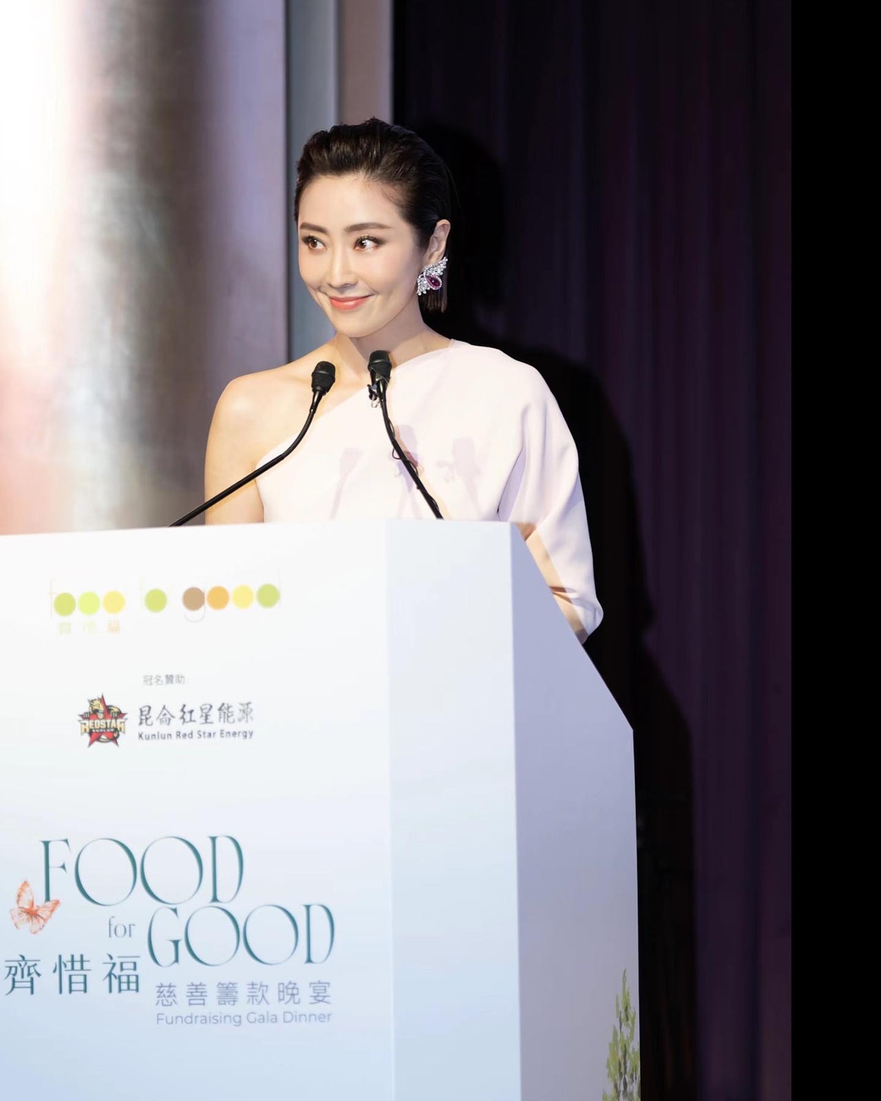 淡出影壇25年！51歲資深玉女「穿僧袍打坐修行」莊嚴姿態曝光　當年轉戰商場「躍升女強人」如今回歸平靜