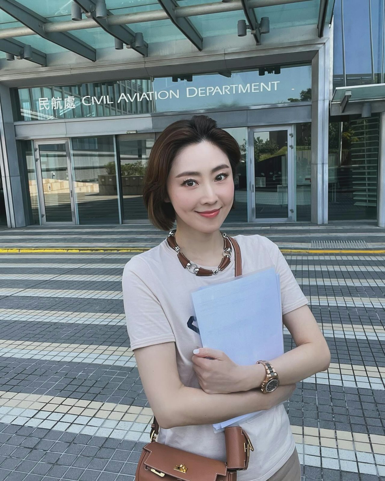 淡出影壇25年！51歲資深玉女「穿僧袍打坐修行」莊嚴姿態曝光　當年轉戰商場「躍升女強人」如今回歸平靜