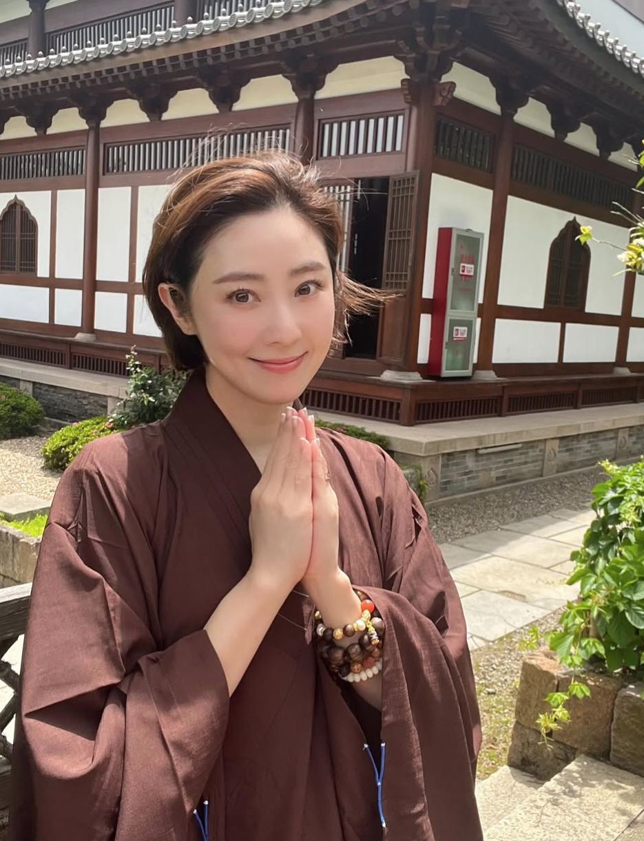 淡出影壇25年！51歲資深玉女「穿僧袍打坐修行」莊嚴姿態曝光　當年轉戰商場「躍升女強人」如今回歸平靜