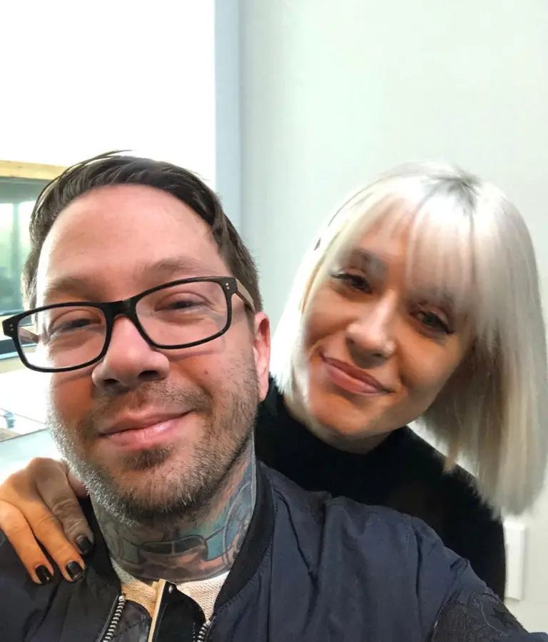 飛機墜毀住宅區「機上人員全數罹難」！死者名單驚見「42歲音樂界大咖」 