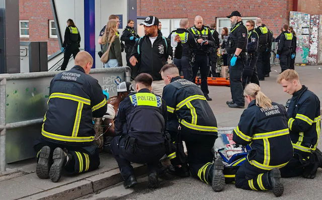 車站驚傳隨機砍人「釀18傷4命危」！警方緊急到場崩潰：「不分青紅皂白亂砍...」