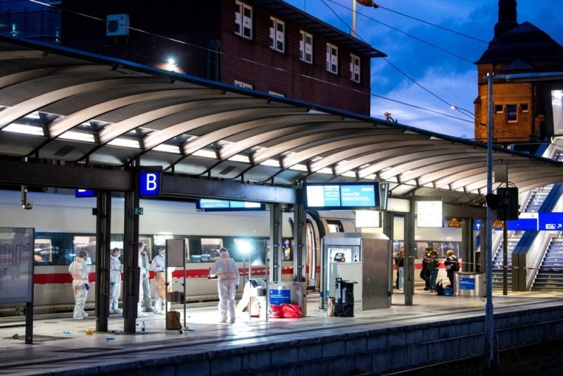 車站驚傳隨機砍人「釀18傷4命危」！警方緊急到場崩潰：「不分青紅皂白亂砍...」