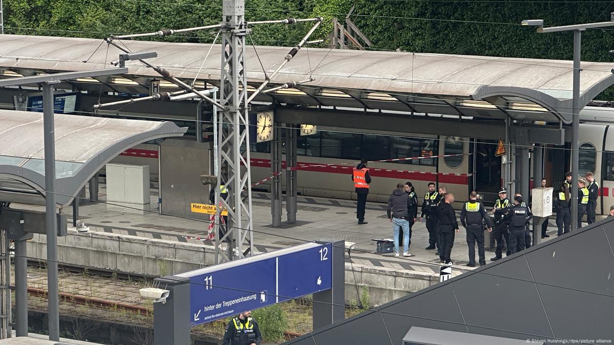 車站驚傳隨機砍人「釀18傷4命危」！警方緊急到場崩潰：「不分青紅皂白亂砍...」