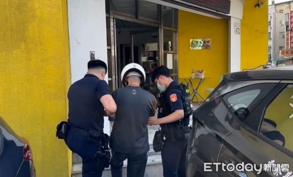 鄰居狗吠擾眠引發血案！男子持刀傷人反遭雙胞胎兒子痛擊，四人送醫無大礙