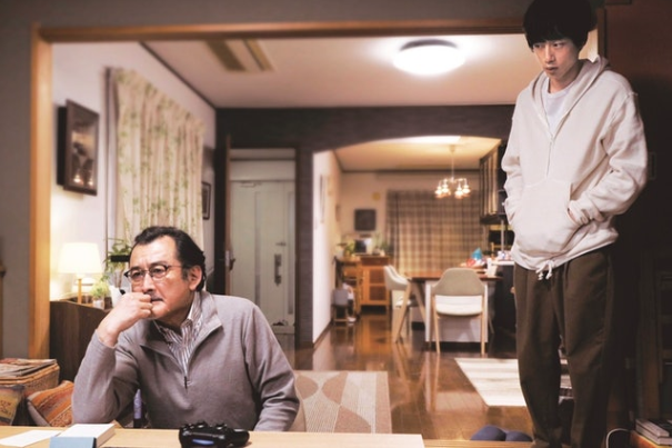 每月退休金有4.8萬！65歲父親「回老家享受退休生活」　兒子半年才回家「推開門腿軟」：爸人呢？