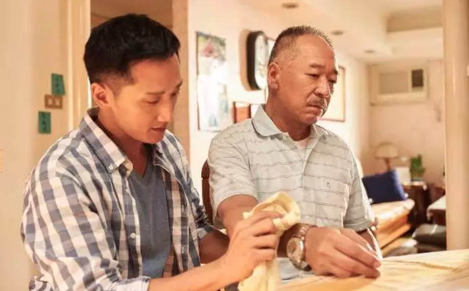 每月退休金有4.8萬！65歲父親「回老家享受退休生活」　兒子半年才回家「推開門腿軟」：爸人呢？