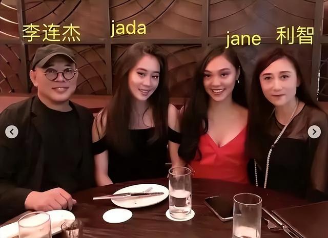 62歲功夫巨星李連杰自豪宣布：四位女兒全數大學畢業，自嘲「我國小都沒畢業」引網共鳴