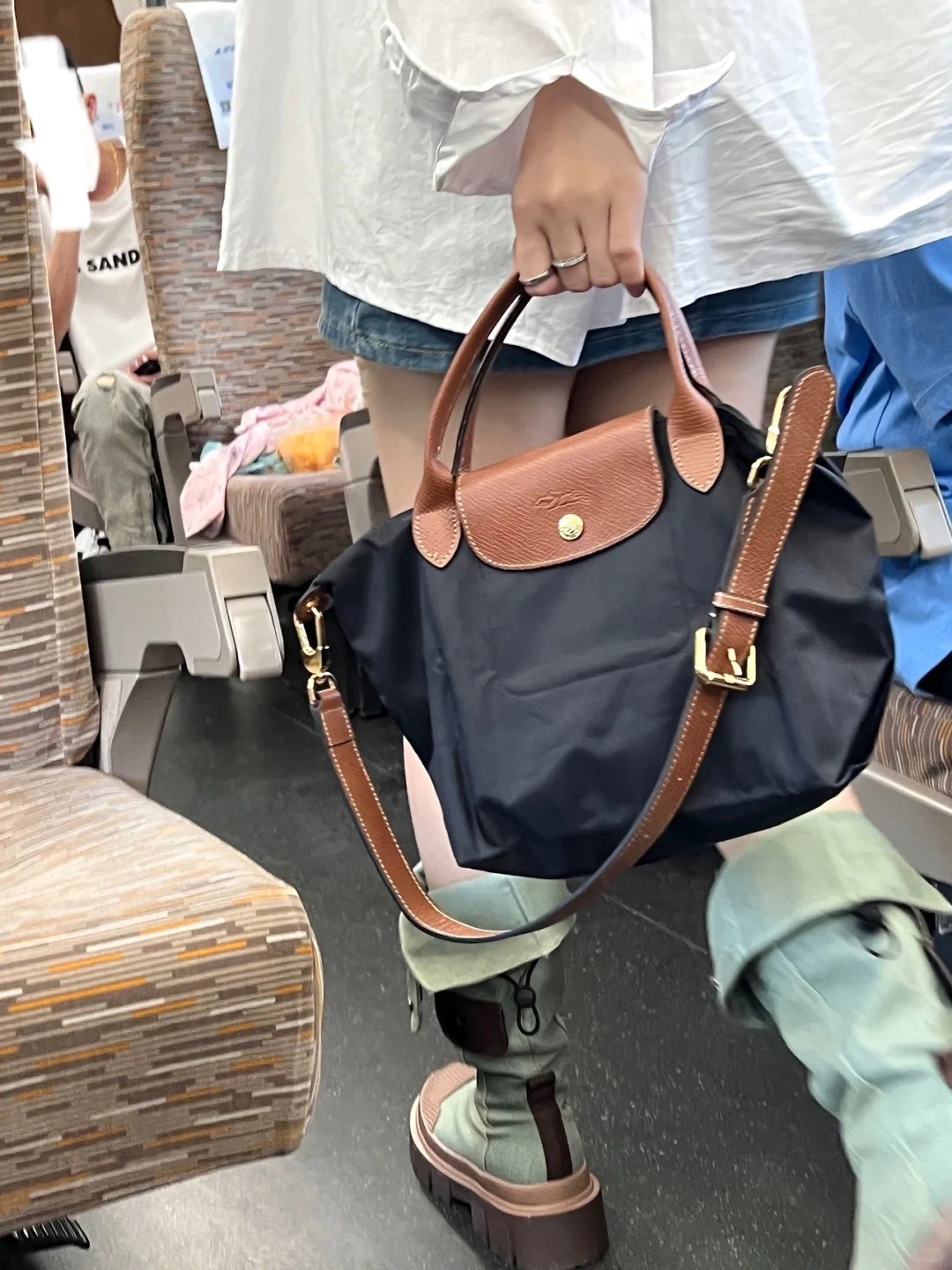 高鐵偶遇「夢幻包款」！網友一查驚呆：法國奢侈品牌Longchamp，價格親民到不行