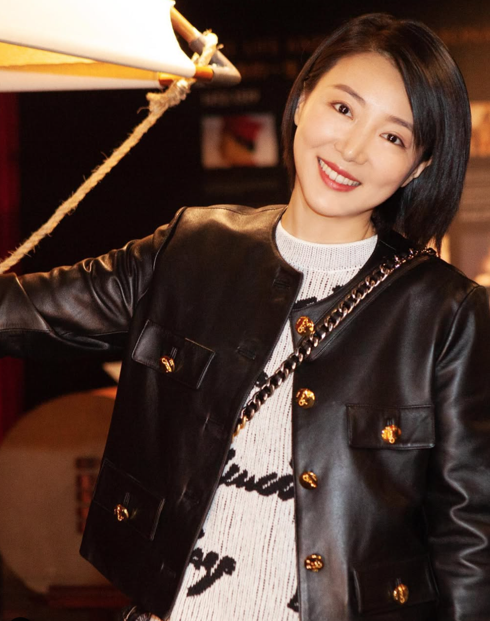 消失演藝圈10年！38歲火辣女星「擺攤賣健康食品」近況曝光　曾因2醜聞「導致身敗名裂」黯然退圈...