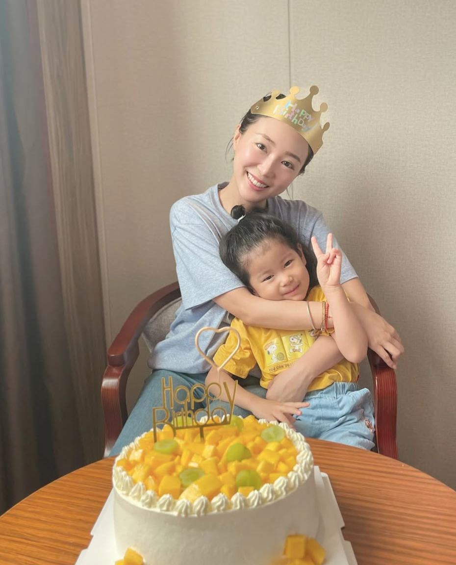 消失演藝圈10年！38歲火辣女星「擺攤賣健康食品」近況曝光　曾因2醜聞「導致身敗名裂」黯然退圈...