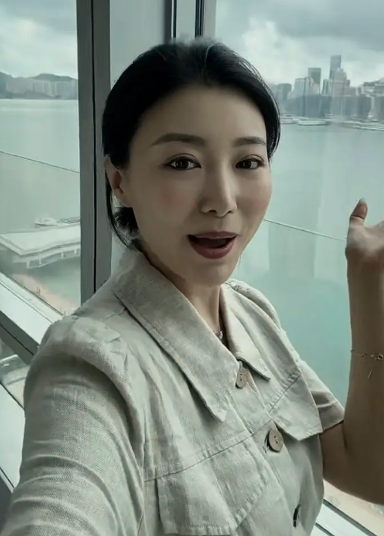 消失演藝圈10年！38歲火辣女星「擺攤賣健康食品」近況曝光　曾因2醜聞「導致身敗名裂」黯然退圈...