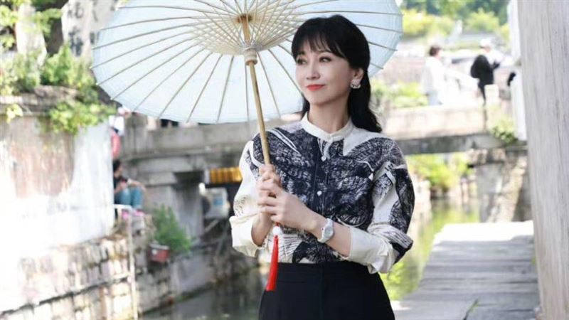 不老女神趙雅芝喜訊連連！帥兒黃愷傑秘婚28歲女星湯暢，婆媳首同台引熱議