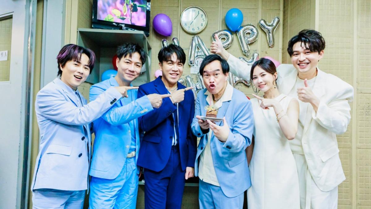 康康58歲生日驚喜！小18歲嫩妻攜兒女後台慶生 一家四口幸福畫面曝光